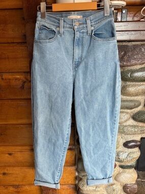 Levi's High Waisted Mom Jeans Light Wash Size 24 Cropped